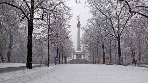 在暴风雪中德国慕尼黑弗里登森格尔纪念碑顶端的和平天使