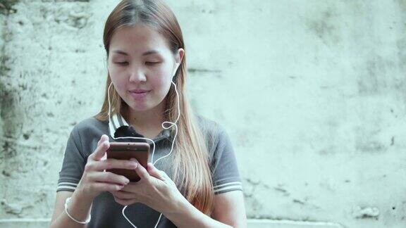 女人正在用智能手机听音乐