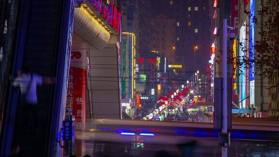 青岛市内著名夜市行人拥挤的街道时光流逝全景4k中国