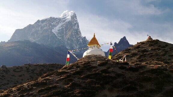 斯坦尼康镜头拍摄的塔与祈祷旗帜在轨道上到珠穆朗玛峰的大本营在喜马拉雅山尼泊尔