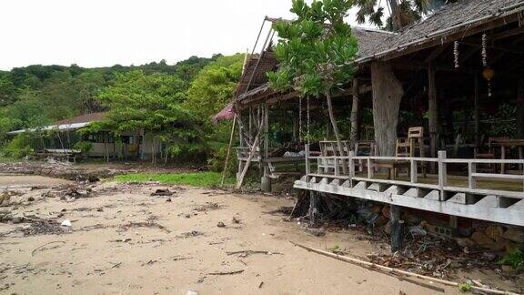 热带台风破坏了东南亚的海滩小屋