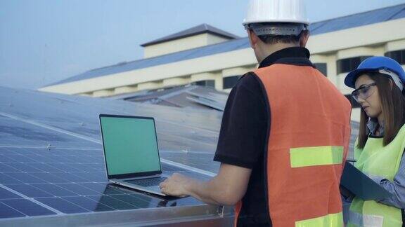 安装完成后工程师检查太阳能电池系统