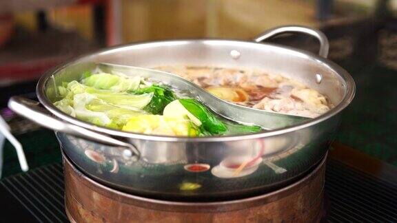 寿喜烧在火锅中煮的食物在热汤中煮