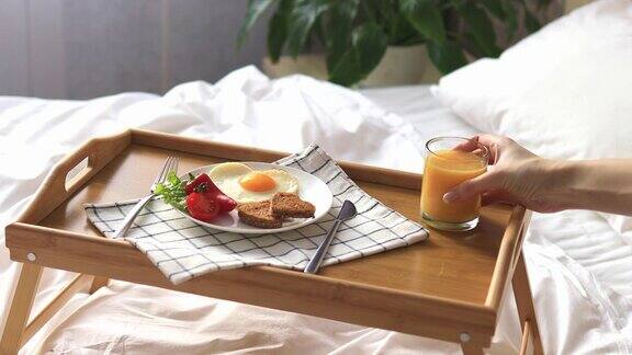 早餐放在床上的托盘上早.心形煎蛋配蔬菜