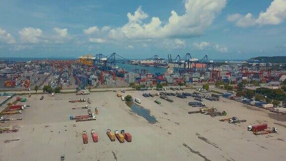 工业港口与集装箱船鸟瞰图