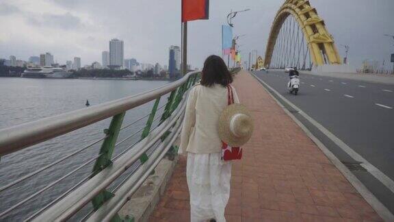 女游客在岘港散步