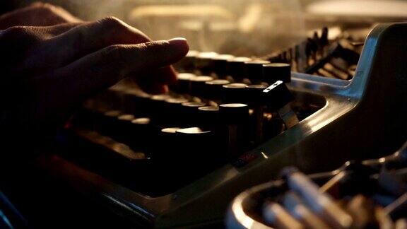 他在一台旧打字机上打字还抽烟作家记者