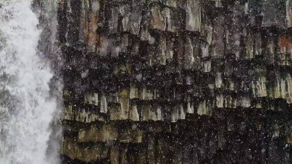 A看冰岛的黑暗熔岩柱