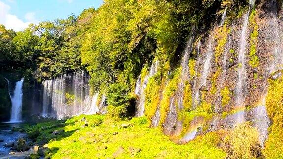 日本落基山脉一侧的瀑布