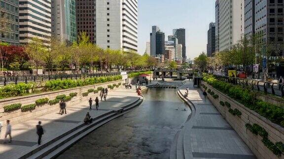 慢镜头:韩国Seouk市中心清溪川运河的行人
