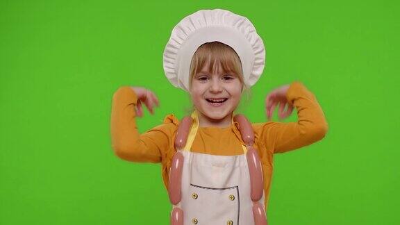 小女孩像厨师一样穿着围裙厨师表示赞同ok手势美味手势色度键