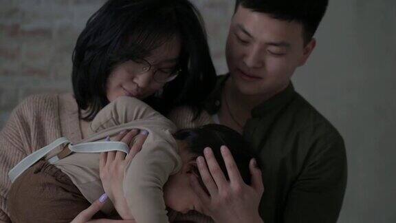 母亲把儿子抱在怀里疼爱他紧紧地抱着他和他一起玩耍