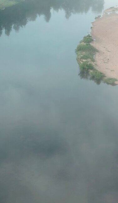 无人机视频夏天日出时河上的雾垂直视频