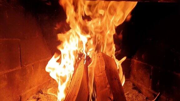 火在壁炉里木头在燃烧