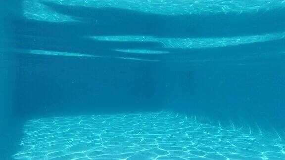 在一个空游泳池的深处