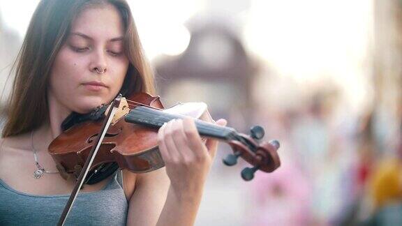 夏日里年轻的白人女子在步行街拉着小提琴