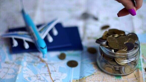 为旅行做准备地图钱护照和小玩具飞机