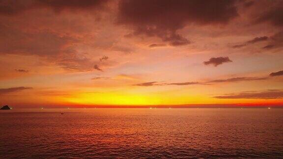 夕阳下航拍大海风景
