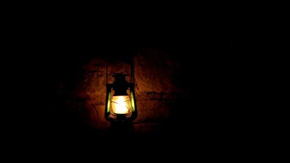 一个人在黑暗中走着油灯