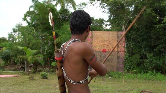 图皮瓜拉尼部落的原住民在玩弓箭在巴西