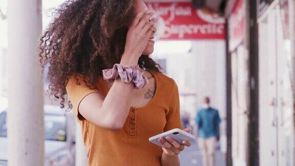 一名年轻女子在城里使用手机的4k视频片段