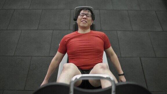 俯视图-亚洲大体型男子运动他的腿与极其痛苦的脸