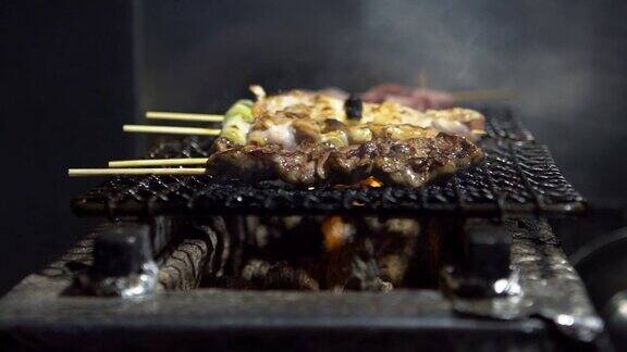 小吃摊上的烤鸡肉串的慢镜头串东京