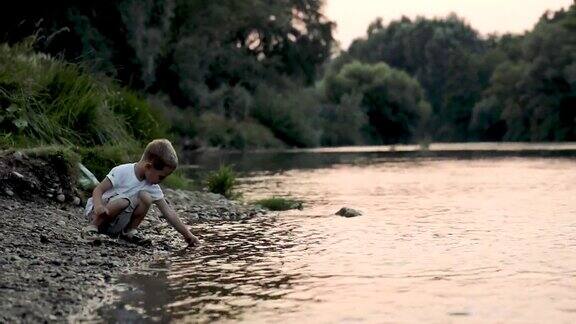 一个小男孩在河边玩