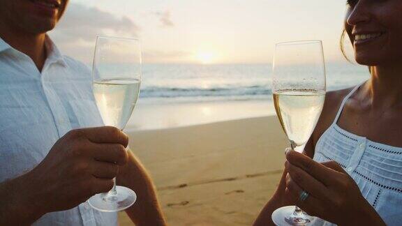 日落时分喝香槟的夫妇
