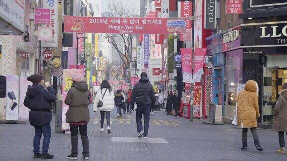明洞的市场韩国首尔人们走在购物街上的慢镜头