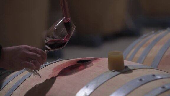 酿酒师在酒厂酒窖进行葡萄酒测试