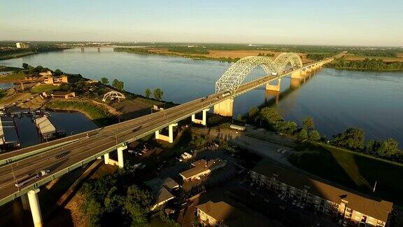 这座桥横跨密西西比河从田纳西州的孟菲斯到阿肯色州的西孟菲斯