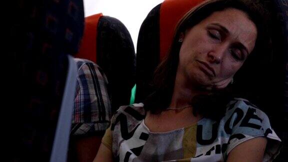 女人在飞机上睡觉飞机乘客睡觉