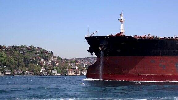 博斯普鲁斯海峡的货船土耳其伊斯坦布尔