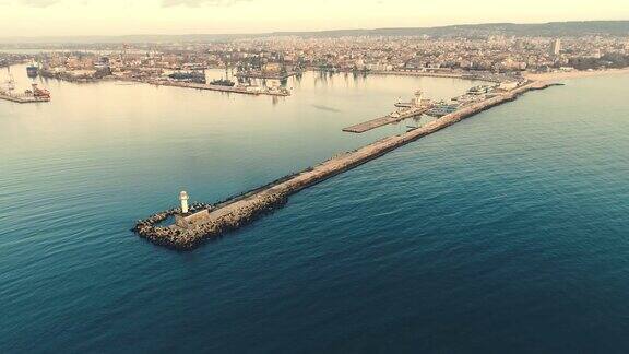 灯塔和海港在日落瓦尔纳鸟瞰图保加利亚