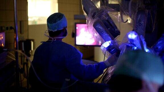 外科医生操作机器人手术机器的外科医生