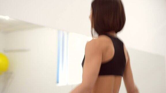 女子在健身房做跳绳运动