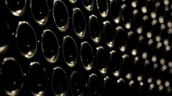 酒窖里的一系列昂贵葡萄酒
