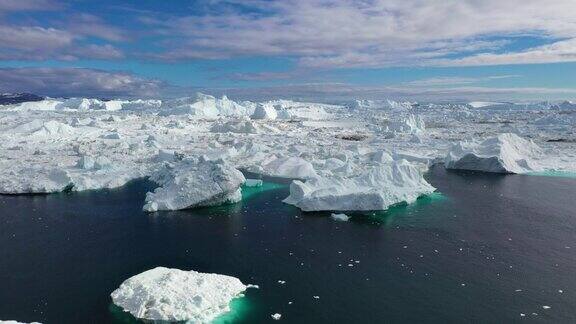 格陵兰岛的冰川和冰山鸟瞰图气候变化和全球变暖