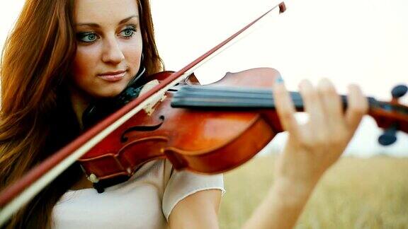 演奏的小提琴家