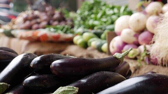 蔬菜市场有大量的有机茄子出售卖蔬菜蔬菜水果店摊位上的新鲜茄子