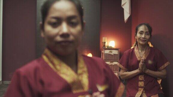 按摩沙龙里的两位迷人的泰国女按摩师