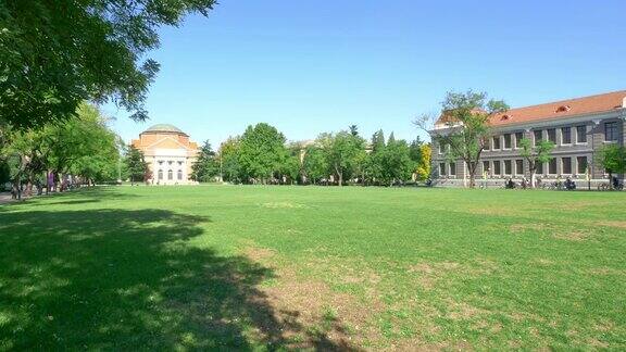 在清华大学的草原