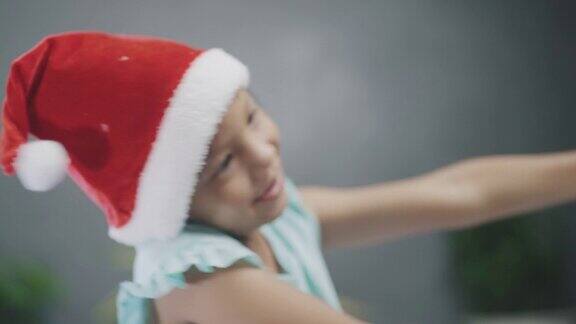 戴圣诞老人帽子的小女孩得到空的礼品盒