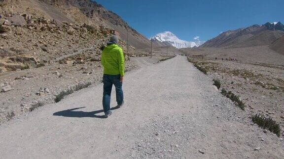 拷贝空间:男性旅行者开始向雪山珠穆朗玛峰的长途跋涉