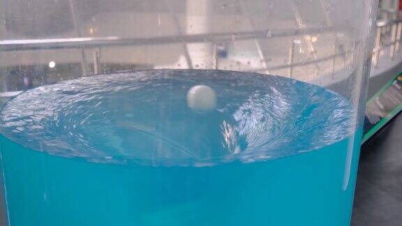 塑料球在漩涡水发生器在科学博物馆-接近