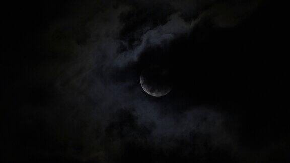 满月在云间移动