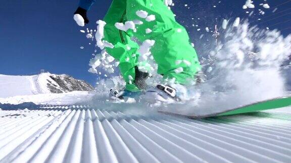 高山滑雪场滑雪板运动员跃入镜头
