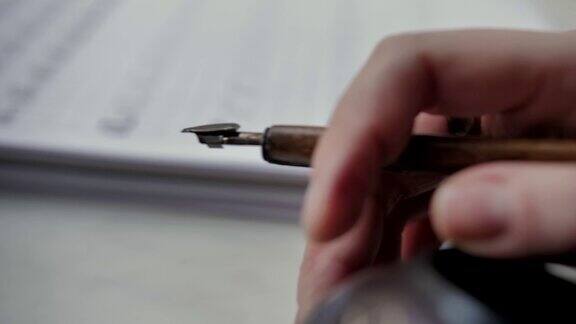美女坐在一张纸旁边手里拿着钢笔作家想做梦循环视频