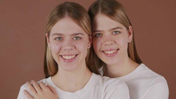 快乐双胞胎女孩的特写